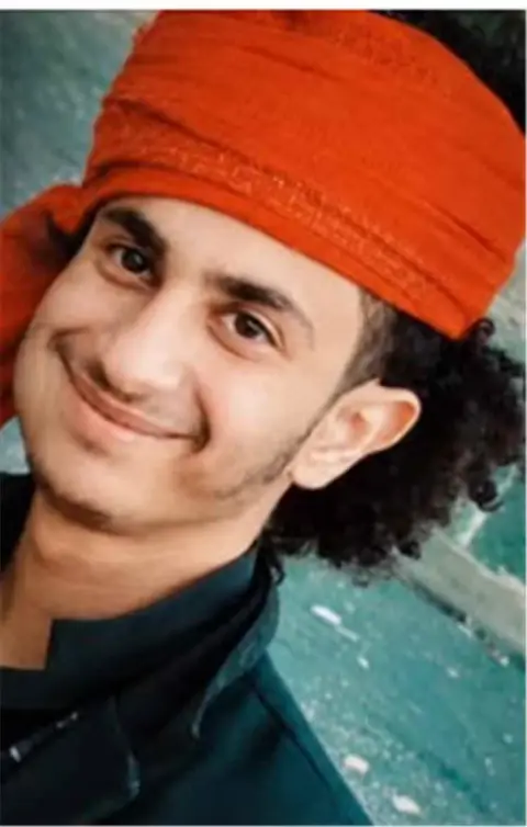 بعد فراره من جبهة تعز.. مقتل فتى جنده الحوثيون داخل قسم شرطة بصنعاء واختفاء رفيقه وسط اتهامات بالتعذيب والتستر على الجريمة