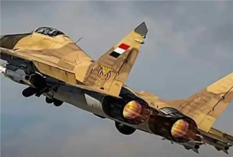 غارات جوية تستهدف مواقع حوثية ومبنى أمنياً في مدينة المخا