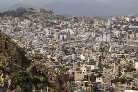 القصف والحصار يخنقان تعز.. والمنظومة الصحية تواجه الانهيار