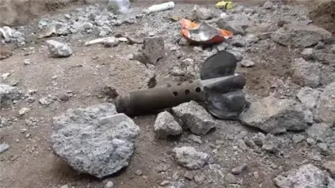 سلطة تعز تدعو إلى تحقيق عاجل في بلاغات عن قذائف حوثية يُشتبه باحتوائها على مواد سامة