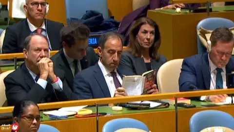 رسالة صامتة: مبعوث أمريكي يقرأ كتاباً مناهضاً لـكاسترو أثناء كلمة وزير خارجية كوبا في الأمم المتحدة