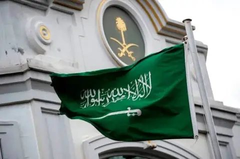 الجوازات السعودية تتيح خدمة تعديل الاسم المترجم للعمالة المنزلية عبر أبشر.. إليك الطريقة