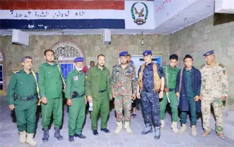 مدير عام الشرطة يزور شرطة مديرية صبر الموادم ويدشن توزيع الوجبات الليلية الشتوية