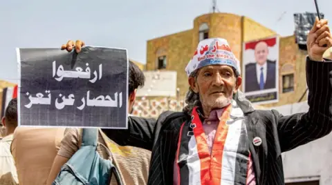 مسؤول أممي: النظام الصحي في تعز على وشك الانهيار وعلى الحوثيين فتح ممر آمن